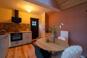 Houten huisje met keuken en tuin in Halsteren, Bergen op Zoom