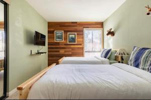 Lucky Strike Lodge-Walk to Bowling Alley