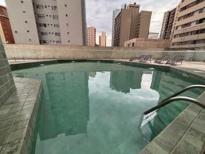 Apartamento completo, próximo de tudo!