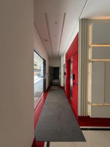 3-bedroom apartment one block from the sea