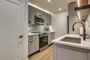 Fully Renovated! Luxe Ski Condo Near Stowe Mtn