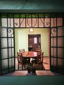 Lo de Miguel - Casa grande con estacionamiento privado