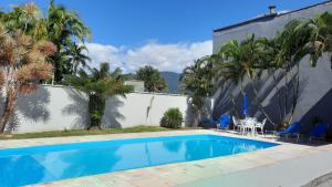 Lindo Sobrado com Piscina em Condomínio Fechado