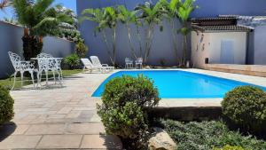 Lindo Sobrado com Piscina em Condomínio Fechado