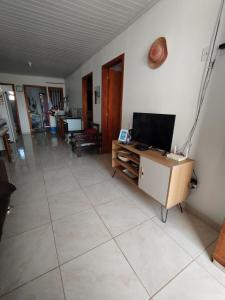 Casa a 600 metros do mar, simples e completa