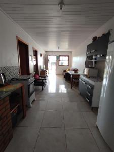 Casa a 600 metros do mar, simples e completa