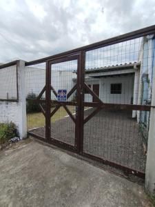 Casa a 600 metros do mar, simples e completa