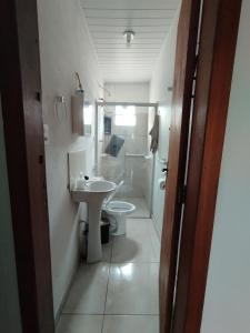 Casa a 600 metros do mar, simples e completa
