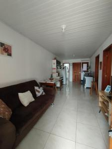 Casa a 600 metros do mar, simples e completa