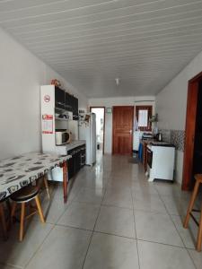 Casa a 600 metros do mar, simples e completa