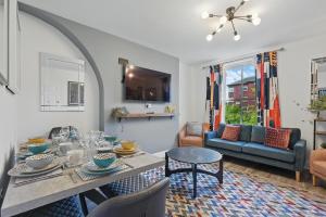 Big Group Stay, 11 bedroom 6 bathroom 4x parking by StayByNumbers