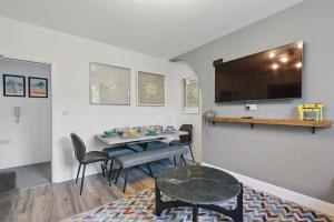 Big Group Stay, 11 bedroom 6 bathroom 4x parking by StayByNumbers