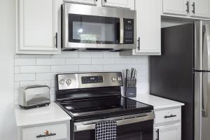 Landing Stunning 2BD Pool Clubhouse