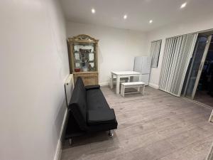 Convenient Northolt Home Near Tube & Parking