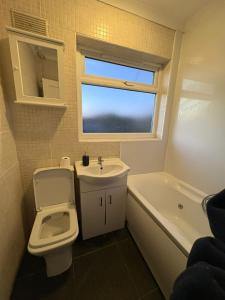 Convenient Northolt Home Near Tube & Parking