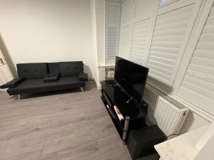 Convenient Northolt Home Near Tube & Parking