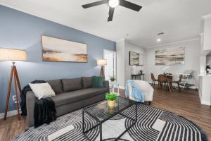 2BR Getaway near Thompson Peak with Pool & Parking