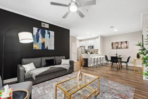 2BR Retreat near Thompson Peak with Pool Grill & Parking