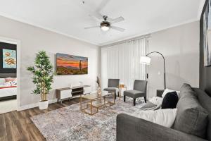 2BR Retreat near Thompson Peak with Pool Grill & Parking