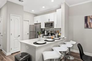 2BR Retreat near Thompson Peak with Pool Grill & Parking