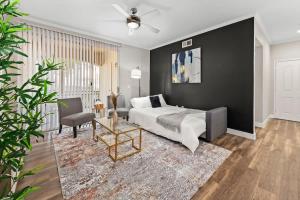 2BR Retreat near Thompson Peak with Pool Grill & Parking