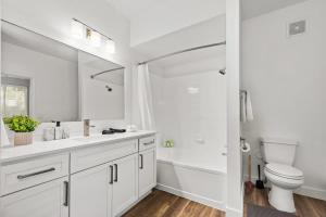 2BR Retreat near Thompson Peak with Pool Grill & Parking