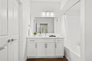 2BR Retreat near Thompson Peak with Pool Grill & Parking