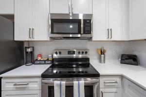 Relaxing North Scottsdale 2BR with Resort Pool Grills & Parking