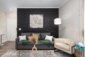 Relaxing North Scottsdale 2BR with Resort Pool Grills & Parking