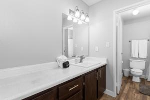 Modern Tempe 2BR Stay for 7 Pools Fitness Center & Pet-Friendly