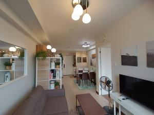 Heaven45 - 2BR Spacious Condo with City View and Netflix near NAIA, MOA, Makati and Manila 4-6pax