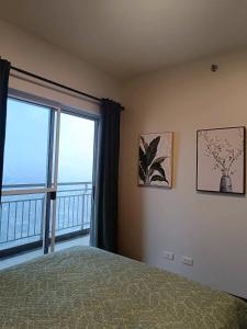 Heaven45 - 2BR Spacious Condo with City View and Netflix near NAIA, MOA, Makati and Manila 4-6pax