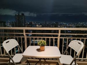 Heaven45 - 2BR Spacious Condo with City View and Netflix near NAIA, MOA, Makati and Manila 4-6pax
