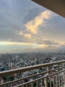 Heaven45 - 2BR Spacious Condo with City View and Netflix near NAIA, MOA, Makati and Manila 4-6pax