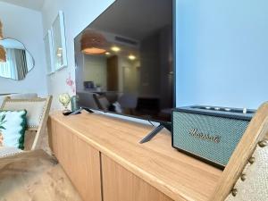 Elegant Beachside 2 Bedroom with Rooftop Pool