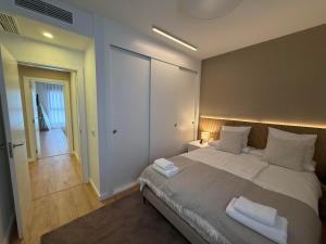 Elegant Beachside 2 Bedroom with Rooftop Pool