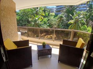 Apto c varanda a passos do mar em Ilheus ERW0301