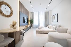 PNB Living - Luxury Studio with Canal Views - Trillionaire Residences, Business Bay