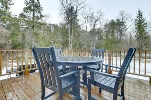 3 Mi to Sister Bay Beach: Family Home w Yard