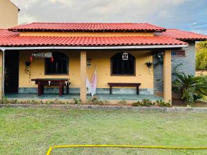 Casa na praia com amplo quintal