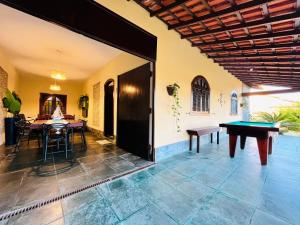 Casa na praia com amplo quintal