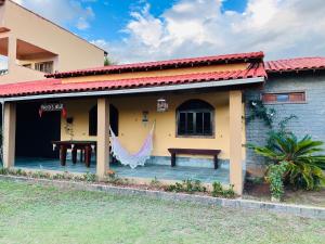 Casa na praia com amplo quintal