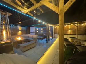 5 Bed Town House With Additional Luxury Hot Tub And Within City Centre And Sleeps Up To 11 With Sky And Netflix