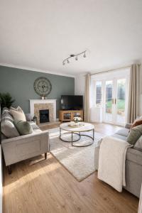 Champflower House- Sleeps 7- Driveway Parking, Contractors, Fast Wifi and Smart TV