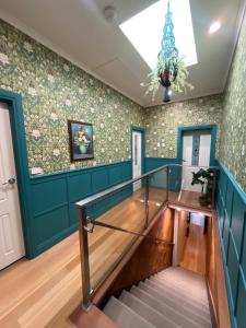 Sammys for 4 guests off Hutt street 1 x QUEEN bed and BUNK bed suits family of up to 4- stairs NO ELEVATOR