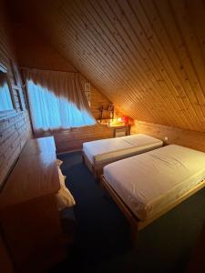 Beau chalet cosy - Pléiades -, skis aux pieds en bordure de piste - Nous louons le chalet complet avec ses deux duplex indépendants ou lun des deux, quasiment identiques