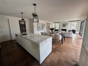 Luxury Four Bedroom Family Retreat in Camberwell Melbourne