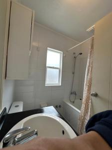 Habitación Doble con Baño Exclusivo, Entorno Tranquilo y Servicios Cercanos