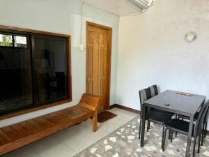 Robertos Roadside Inn