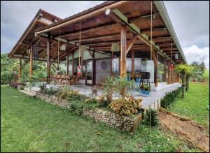 Ecolodge de Bambú en el Bosque Nublado ShantihOMe